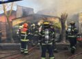 Incendio arrasa con dos casas en Los Ángeles: dos voluntarios sufrieron lesiones.