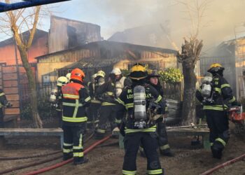 Incendio arrasa con dos casas en Los Ángeles: dos voluntarios sufrieron lesiones.