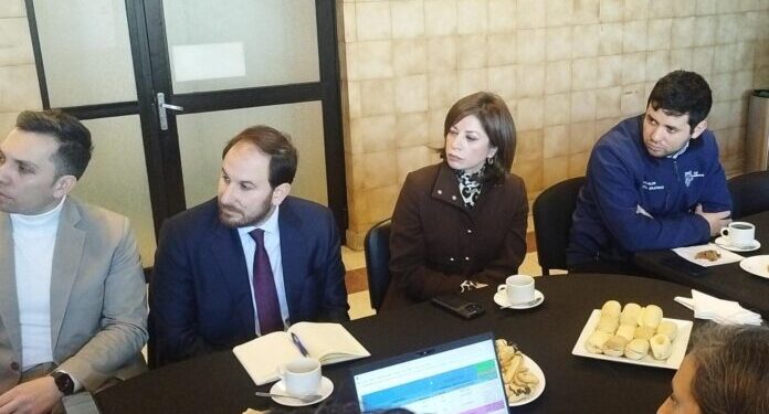 Alcaldes de la Zona Norte de Santiago solicitan un nuevo hospital debido al colapso en las atenciones.