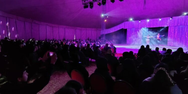 Más de 600 niños de colegios rurales disfrutaron del Circo sobre Hielo en Los Ángeles.