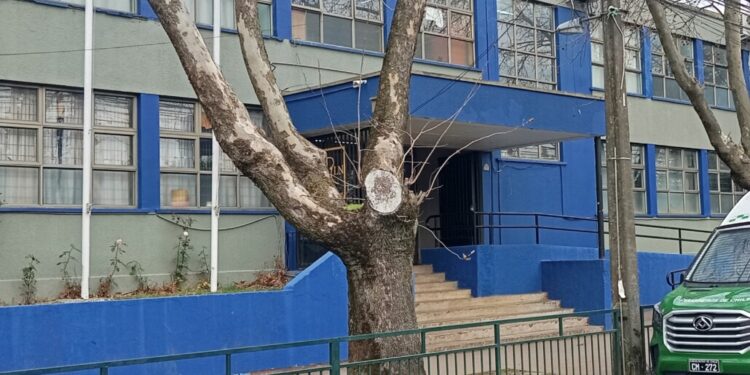 Nueva alerta por tiroteo en redes sociales activa protocolo en un liceo del centro de Los Ángeles.