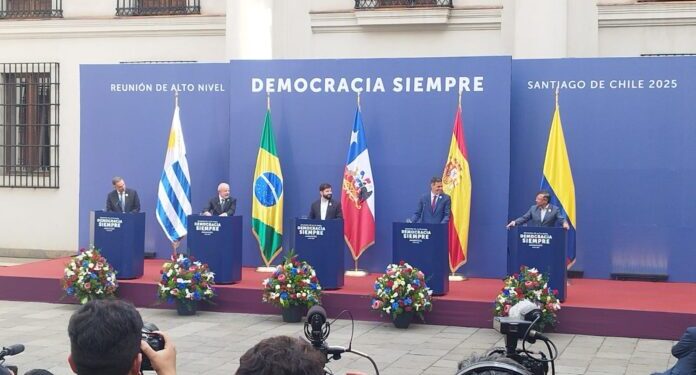 Presidente Boric y otros jefes de Estado firman declaración en defensa de la democracia.