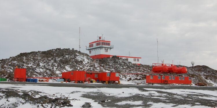 MOP confirma trabajos en la pista del Aeródromo Teniente Marsh.