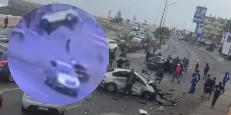 Muere una mujer adulta mayor tras un impactante choque en Antofagasta: uno de los vehículos dio varias vueltas en el aire.