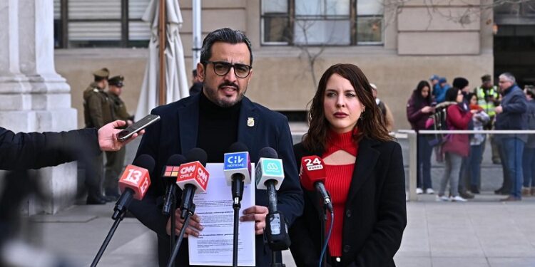 Crisis en el Hospital “El Pino”: alcalde White y diputada Musante le entregan carta a Boric.