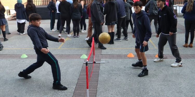 Plan “Colegios Sin Celulares” en Las Condes.
