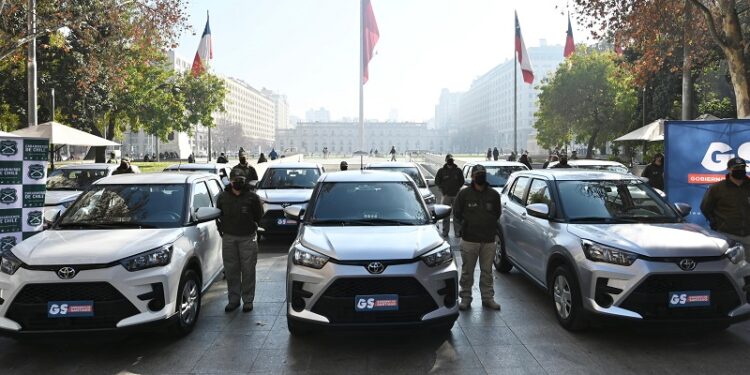 GORE entrega 20 vehículos a Carabineros para su labor de investigación en la Región Metropolitana.