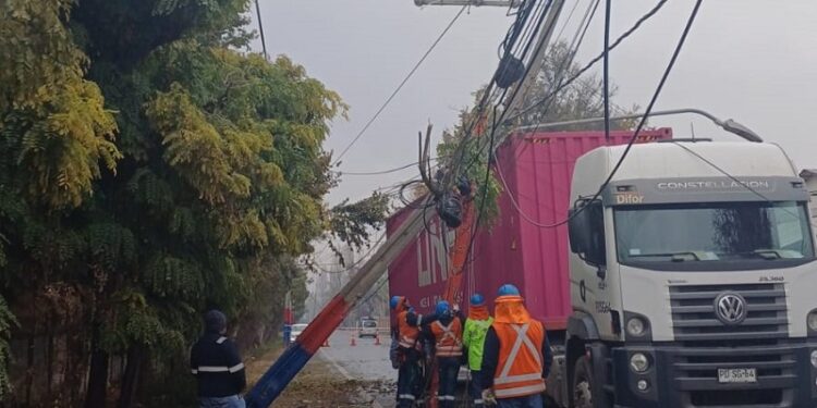 CGE informa que casi 2.000 accidentes dejaron a 1,6 millones de clientes sin luz por postes golpeados.