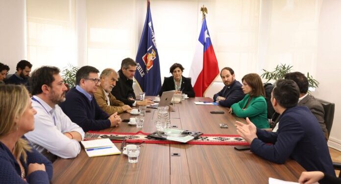 Alcaldes de la Zona Norte de Santiago logran compromiso del MINSAL para apurar la construcción de un nuevo hospital.