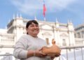 Artesanas de Vichuquén brillan en evento nacional en La Moneda al mostrar su arte.