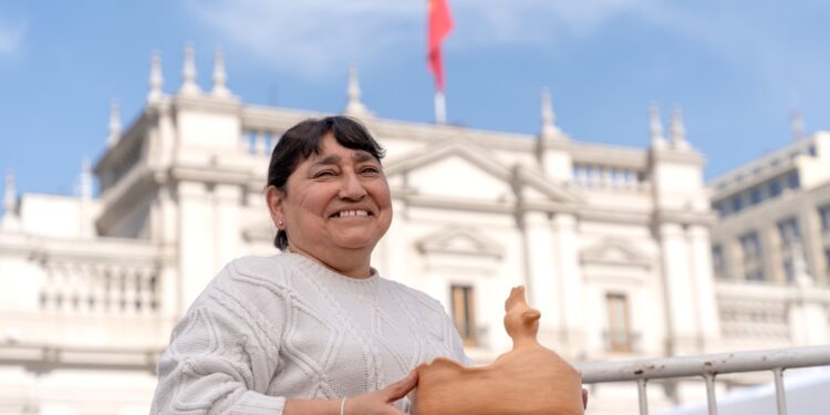 Artesanas de Vichuquén brillan en evento nacional en La Moneda: presentaron su arte.