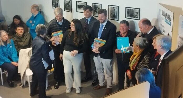 Candidatos presidenciales reciben propuestas del Hogar de Cristo para enfrentar la pobreza.