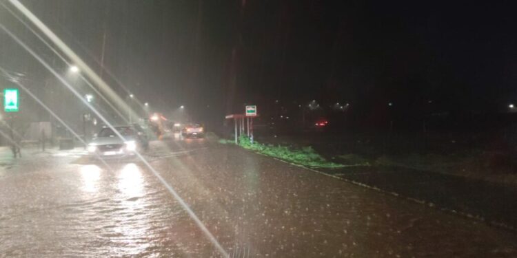 Sistema frontal en la Región del Biobío: Cuatro comunas reportan inundaciones y desbordes de ríos.
