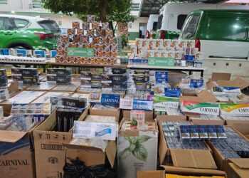 ¡Hasta con fuegos artificiales! Descubren bodega clandestina, hay 2 detenidos y ambulantes tienen que abandonar la calle Covadonga.