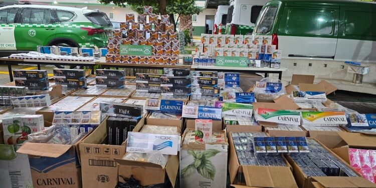 ¡Hasta con fuegos artificiales! Descubren bodega clandestina, hay 2 detenidos y ambulantes tienen que abandonar la calle Covadonga.