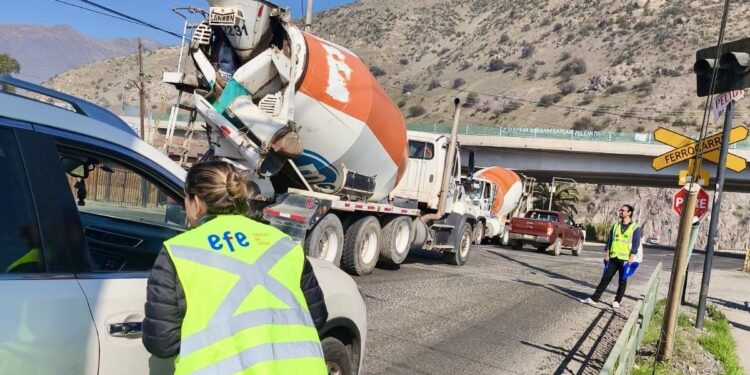 Reiteran la importancia del autocuidado en el tradicional cruce ferroviario Puente del Rey en San Felipe.