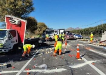 Accidente en Colina: choque en la ruta Los Libertadores deja carga esparcida en la carretera.