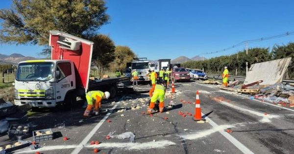 Accidente en Colina: choque en la ruta Los Libertadores deja carga esparcida en la carretera.