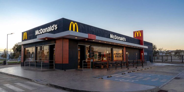 Progreso en la construcción de McDonald’s y la estación Aramco en Linares: abrirían a finales de año.