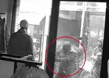 [VIDEO] Encapuchados con armas asaltan tienda en mall de Chicureo: se llevaron todo en un abrir y cerrar de ojos