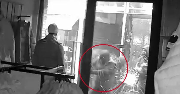 [VIDEO] Encapuchados con armas asaltan tienda en mall de Chicureo: se llevaron todo en un abrir y cerrar de ojos