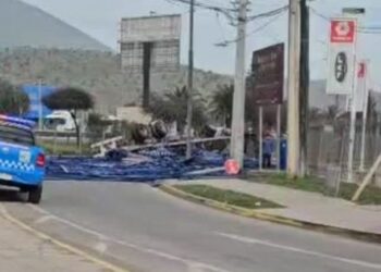 Camión con carga de metal volcó y bloqueó la ruta en Quilicura.