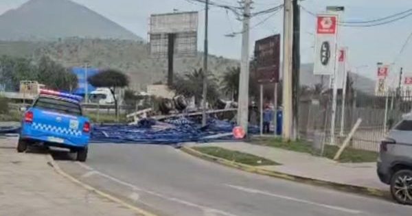 Camión con carga de metal volcó y bloqueó la ruta en Quilicura.