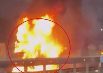 [AHORA] Accidente mortal en la Ruta 5 Norte deja a un motorista muerto y un camión en llamas.