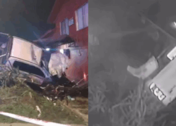 Increíble volcamiento en Macul: camioneta rompe cerco y se mete en una casa.