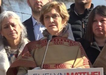 [VIDEO] Matthei no descarta poner una querella contra «los que sean responsables» de la campaña en su contra.