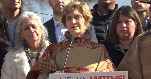 [VIDEO] Matthei no descarta poner una querella contra «los que sean responsables» de la campaña en su contra.