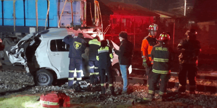 Tragedia en Curicó: colisión entre tren y automóvil ocasiona la muerte de tres personas.