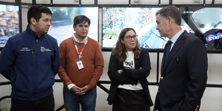 Ossandón recorre la futura central de seguridad en Independencia