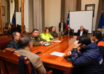 Municipalidad de Santiago organiza el ingreso regulado de comerciantes tras el incendio en el edificio de Plaza de Armas.