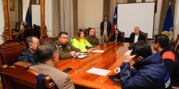 Municipalidad de Santiago organiza el ingreso regulado de comerciantes tras el incendio en el edificio de Plaza de Armas.