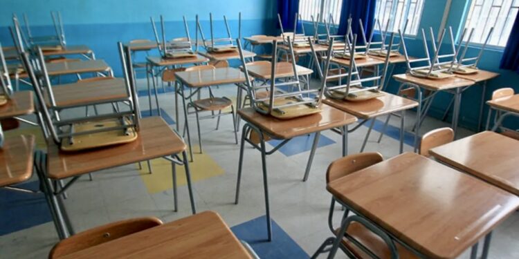 Suspenden clases en todas las comunas costeras desde Arica hasta Los Lagos.