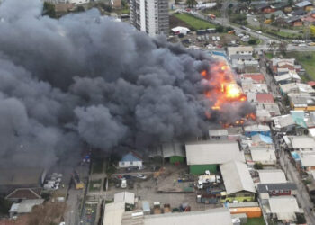 Concepción: Fuego en bodega de ropa se extendió a casas vecinas.
