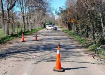 Cierre de camino Santa Cecilia en Colina por caída de cable eléctrico.