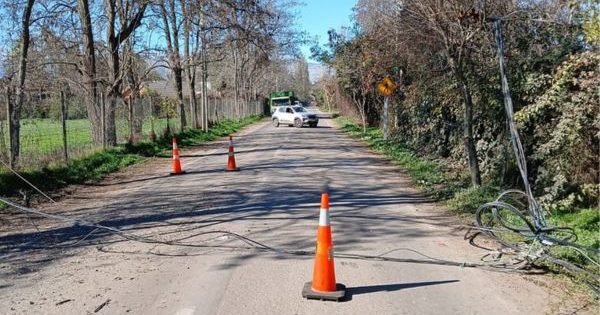 Cierre de camino Santa Cecilia en Colina por caída de cable eléctrico.