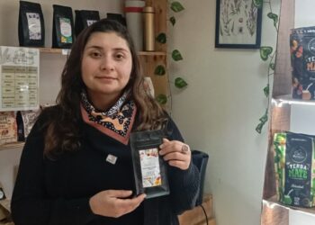 «La Curandera»: El proyecto de Los Ángeles que revitaliza el conocimiento de las abuelas yerbateras.