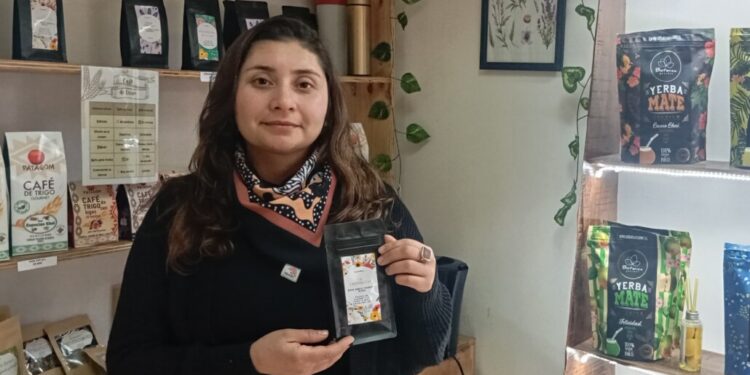 «La Curandera»: El proyecto de Los Ángeles que revitaliza el conocimiento de las abuelas yerbateras.