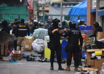 Cordero informa que el operativo contra los “toldos azules” en el Barrio Meiggs “se extenderá por varias semanas”.