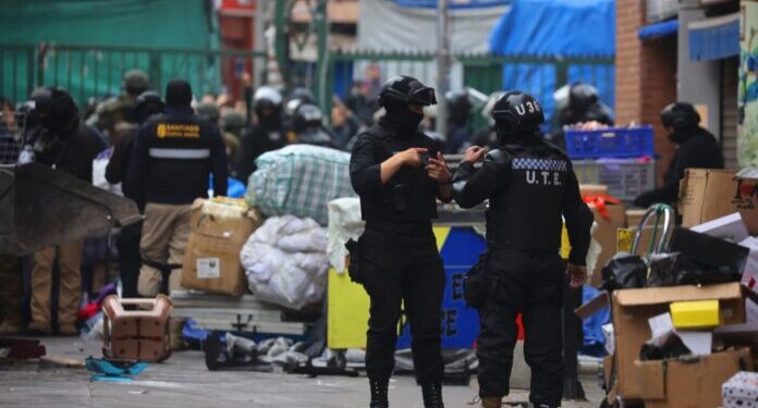 Cordero informa que el operativo contra los “toldos azules” en el Barrio Meiggs “se extenderá por varias semanas”.