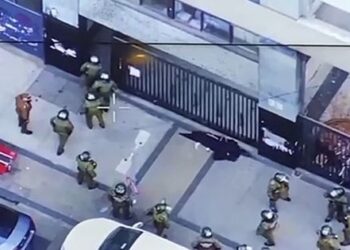 [VIDEO] Desalojan seis liceos tomados en Santiago: estudiantes protestan pidiendo cambios en la educación pública.