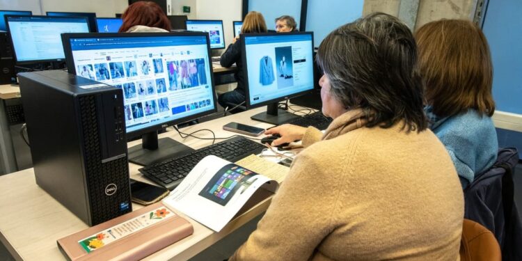 Escuela Digital para Adultos Mayores de Duoc UC