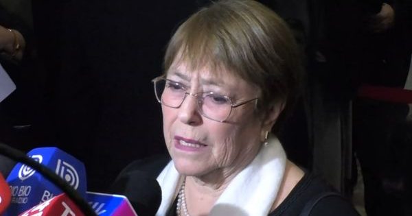 [BESO] Bachelet pide una «campaña honesta» tras las acusaciones de Matthei contra los Republicanos.
