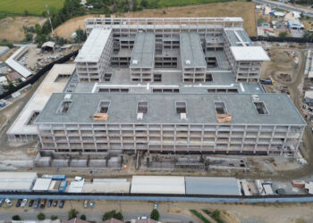 Nuevo hospital de Linares detenido: incertidumbre por obras que apenas alcanzan el 30% de progreso.