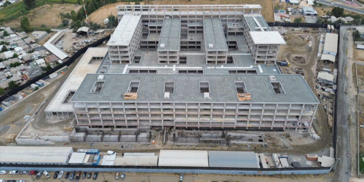 Nuevo hospital de Linares detenido: incertidumbre por obras que apenas alcanzan el 30% de progreso.