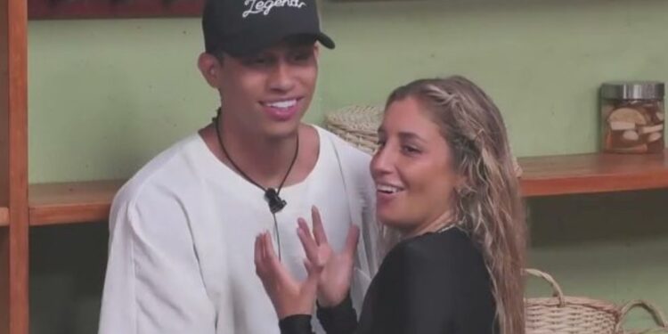 Daniela Castro no se contiene y arremete contra Uriel Romero: «No puede juntar ni tres palabras».