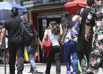 IPC de junio sorprende con baja de -0,4 %: alimentos y ropa encabezan las caídas de precios.